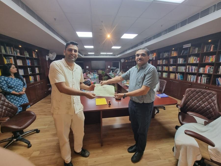Certificate handover at the ICAS national office